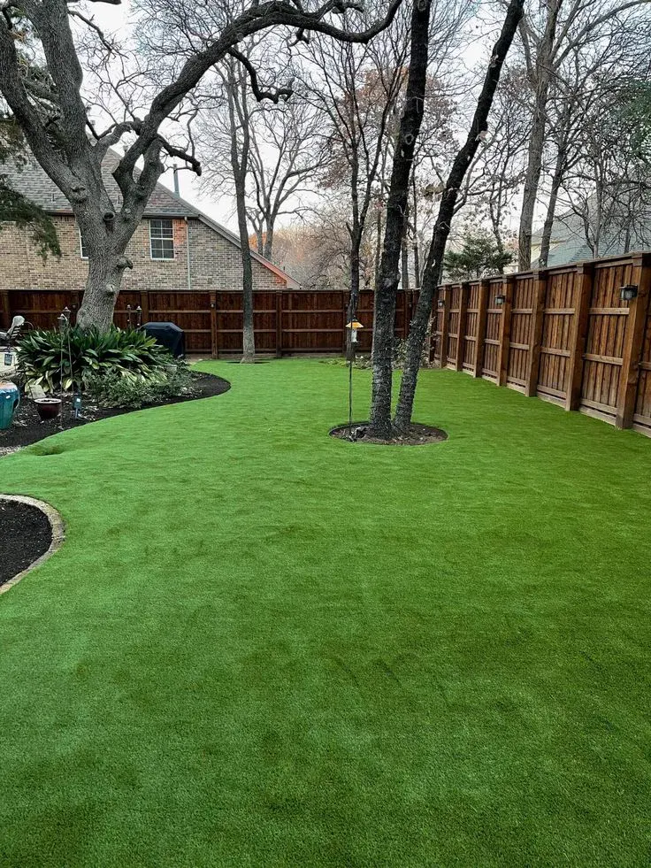 Pasto sintético para jardines, terrazas y piscinas